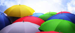 彩色雨伞手绘雨伞蓝天背景高清图片