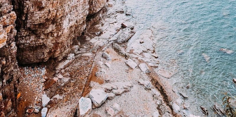 海边的悬崖H5背景jpg设计背景_新图网 https://ixintu.com H5 H5背景 h5 天空 彩色 悬崖 悬崖剖面纹理 摄影 海 风景