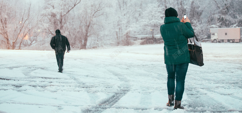 雪地上行走的人图片jpg设计背景_新图网 https://ixintu.com 雪地 肖像 皮肤 人 女 类男人 女孩下雪 雪地上行走的人图片 海报banner 摄影 风景