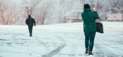 男人肖像雪地上行走的人图片高清图片