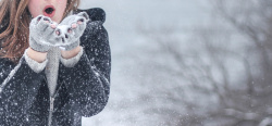 冬天的童话摄影冬天女生吹雪高清图片