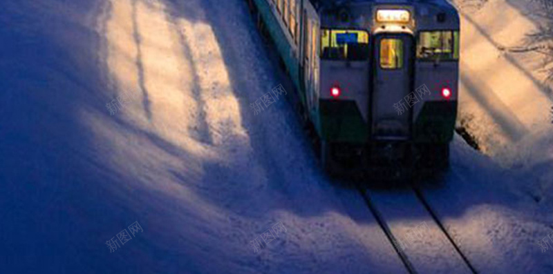 行驶在树林里的火车jpg设计背景_新图网 https://ixintu.com 冬季 唯美 夜景 火车 灯光 H5素材 开心 快乐
