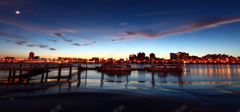 北戴河夜景jpg设计背景_新图网 https://ixintu.com 夜景 小船 人家 灯光 海报banner 北戴河 远处的楼房 摄影 风景