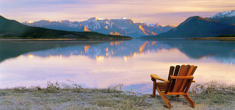 湖边躺椅背景