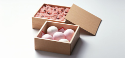 日系摄影日系樱花美食团子米饭木质食盒高清图片
