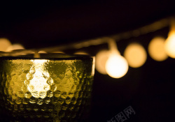 质感玻璃杯夜晚灯光背景高清图片