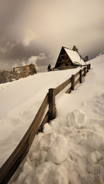 雪地中的小木屋背景