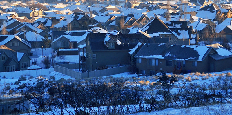 冬季的雪超清H5背景jpg设计背景_新图网 https://ixintu.com 天空 蓝色 远山 建筑 黄色 H5 h5 摄影 风景