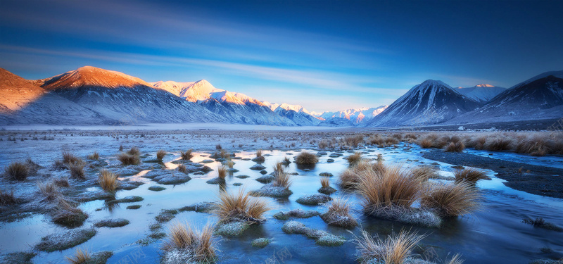 冬季雪山背景图jpg设计背景_新图网 https://ixintu.com 冬季 雪山 朝阳 枯草 天空 风景 海报banner 摄影