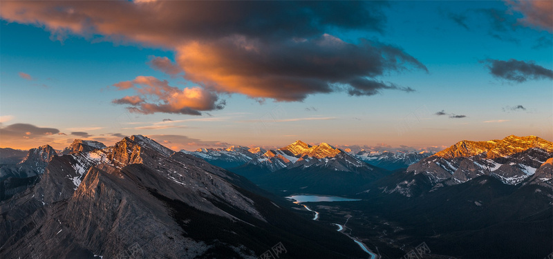 黄昏下的高原山脉背景jpg设计背景_新图网 https://ixintu.com 风景 宏伟 高山 乌云 积雪 夕阳 海报banner 摄影