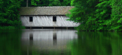平静水面深山木屋背景高清图片