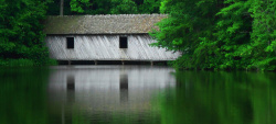 平静的水面深山木屋背景高清图片