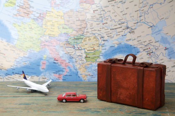 世界地图背景上的行李箱和交通工具模型背景背景
