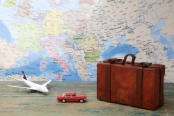 世界地图模型世界地图背景上的行李箱和交通工具模型背景高清图片