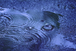 地面上的雨天地面上的水波涟漪高清图片