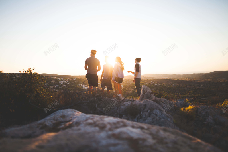 阳光下登山顶背景jpg设计背景_新图网 https://ixintu.com 阳光 山顶 高山 运动 爬山 摄影 风景