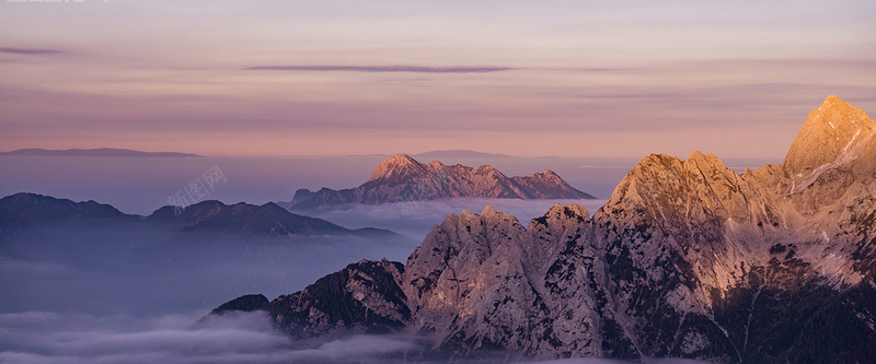 美丽天空下的高山图片jpg设计背景_新图网 https://ixintu.com 山 雾 云日 上发光 天空 雾薄 落晚 金岩 白云 景色 海报banner 摄影 风景