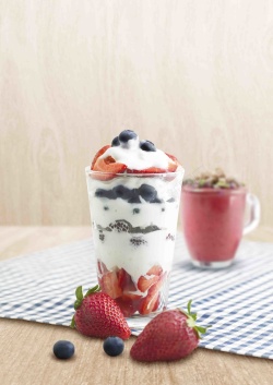 混合饮品美味草莓蓝莓饮品美食海报高清图片