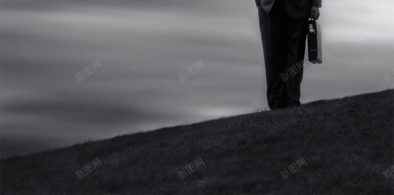 灰色天空下的人H5素材背景jpg设计背景_新图网 https://ixintu.com 灰色背景 帽子 西装 人 H5素材 H5背景