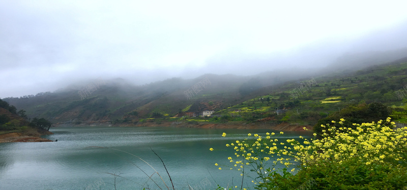 山间云雾缭绕和山脚河流背景