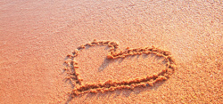 桃心与沙滩背景图片画在沙滩上的桃形高清图片