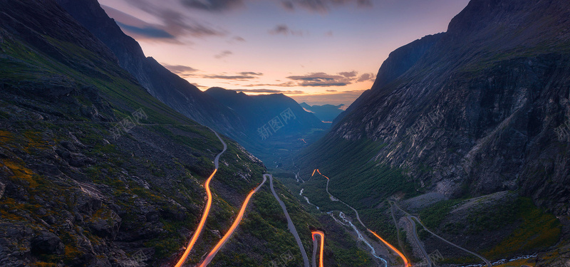 山间公路背景图jpg设计背景_新图网 https://ixintu.com 海报banner 傍晚 公路 山谷 车流线