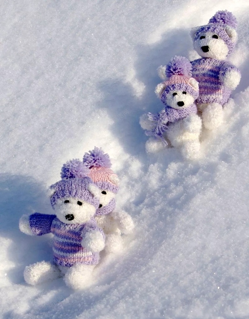 卡爱卡通熊白色雪中摄影H5背景jpg_新图网 https://ixintu.com 可爱 玩具 卡通 熊 白色 冰雪 阳光 紫色帽子