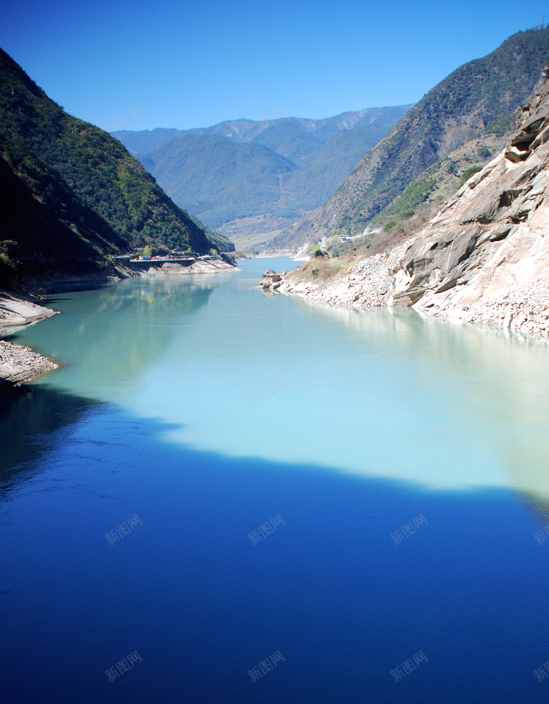 大山与波澜不惊的江水jpg设计背景_新图网 https://ixintu.com 高清 大图 摄影 素材 图片 旅游 自然 风景 风光 云南 山峦 大山 远山 山峰 水面 江面 江