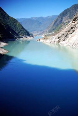 波澜大大山与波澜不惊的江水高清图片