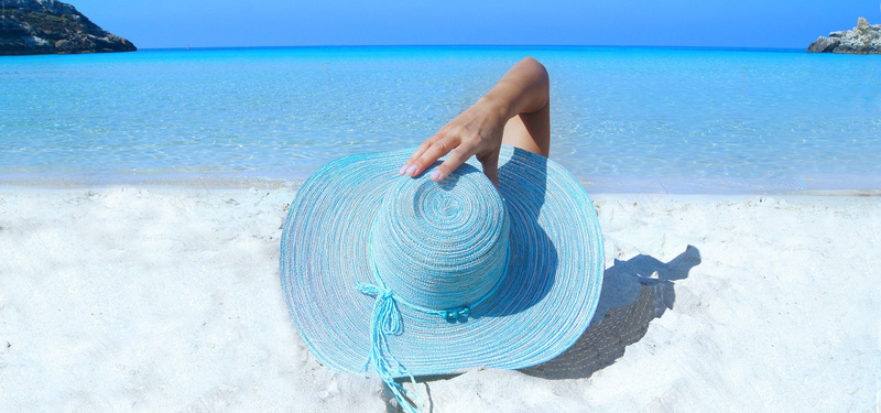 蓝色帽子jpg设计背景_新图网 https://ixintu.com 时尚 模型 海滩 帽子 沙 海 海洋 构成 肖像 魅力 海报banner 摄影 风景