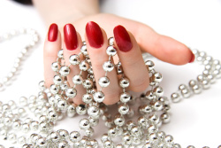 手珠拿珠串的红色指甲手背景素材高清图片