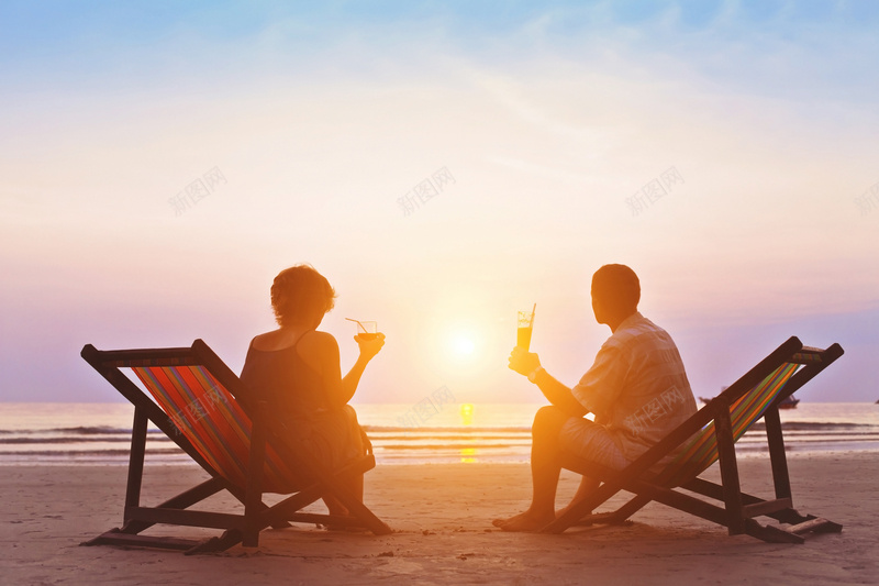 在海边拿着饮料的男女jpg设计背景_新图网 https://ixintu.com 海边 饮料 男女 旅游 摄影 度假闲适 放松白色 风景