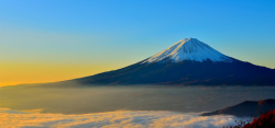 富士山下阳光下的富士山高清图片