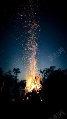 黑夜下点亮夜空的篝火H5背景素材背景