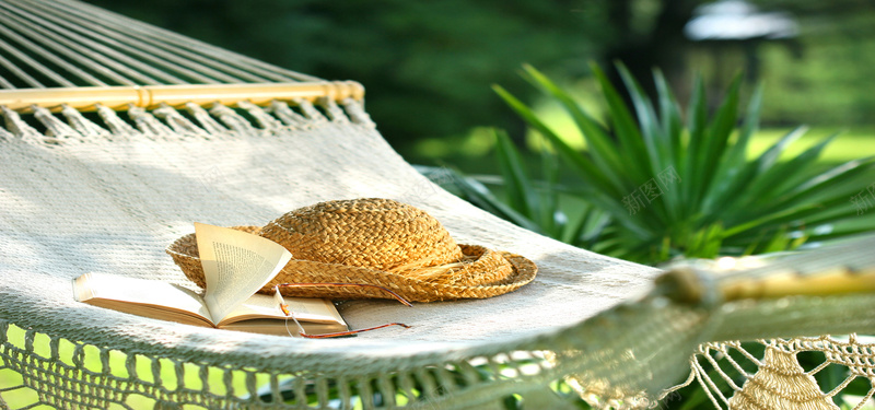吊床上的草帽与书本背景