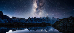 梦幻中的星空点缀蓝色璀璨夜空光点梦幻星空背景高清图片