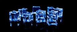 晶莹剔透质感冰块蓝色水滴晶莹剔透深蓝高清图片