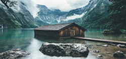 绿色的山湖中的小木屋高清图片