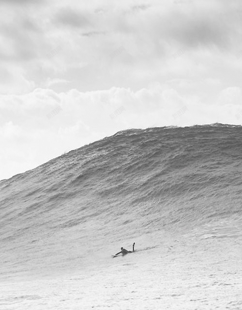 黑白大海摄影H5素材jpg设计背景_新图网 https://ixintu.com 大海 海水 天空 白色 摄影 冲浪人 风景