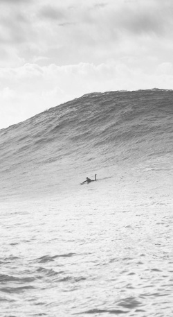 沙滩上的冲浪人黑白大海摄影H5素材高清图片