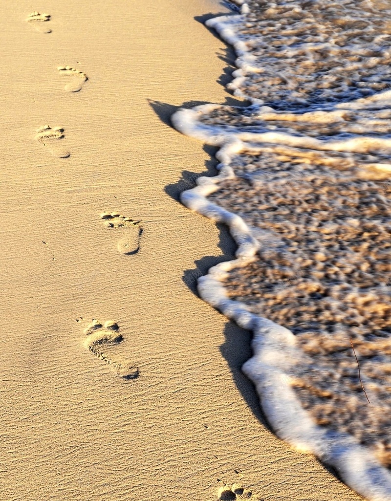 海滩上的脚印H5背景jpg设计背景_新图网 https://ixintu.com 沙滩 海水 脚印 波浪 黄色 H5 h5 摄影 风景