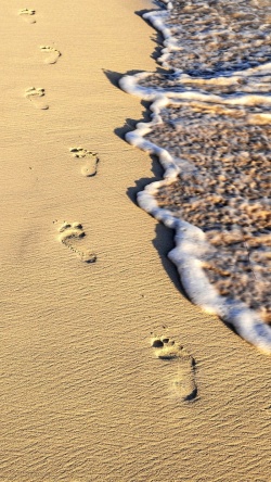 海滩上的海滩上的脚印H5背景高清图片