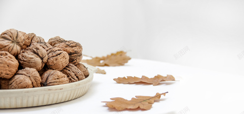 核桃坚果零食简约背景jpg设计背景_新图网 https://ixintu.com 坚果 干果 核桃 美味 美食 零食 背景 海报banner 开心