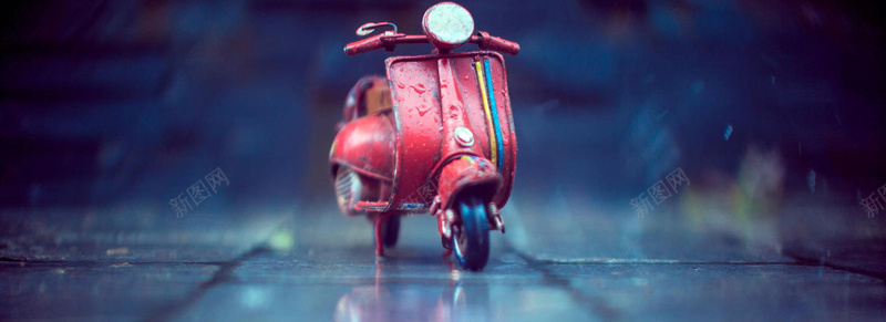 红色女式小摩托车jpg设计背景_新图网 https://ixintu.com 女式 小摩托车 雨滴 摄影 海报banner 红色摩托 风景