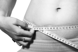 腹部减肥量腰围减肥的女人高清图片