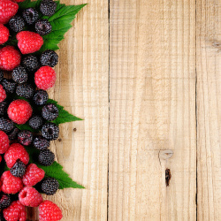 树莓蔓越莓木板水果背景高清图片