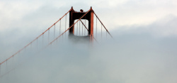 旧金山金门大桥里程碑云中的金门大桥图片高清图片