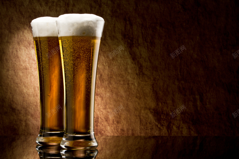 两只装满啤酒的玻璃杯背景素材jpg设计背景_新图网 https://ixintu.com 玻璃杯 啤酒 夏季 酒水 饮料 PPT 酒吧