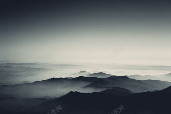 登山老人黑色背景山脉云海风景摄影平面广告摄影图片
