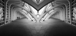 黑白现代建筑底现代科技背景高清图片